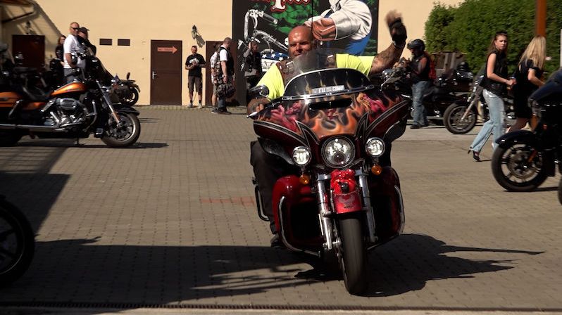 Na šedesát burácejících motocyklů vyrazilo na speciální závod po Středočeském kraji